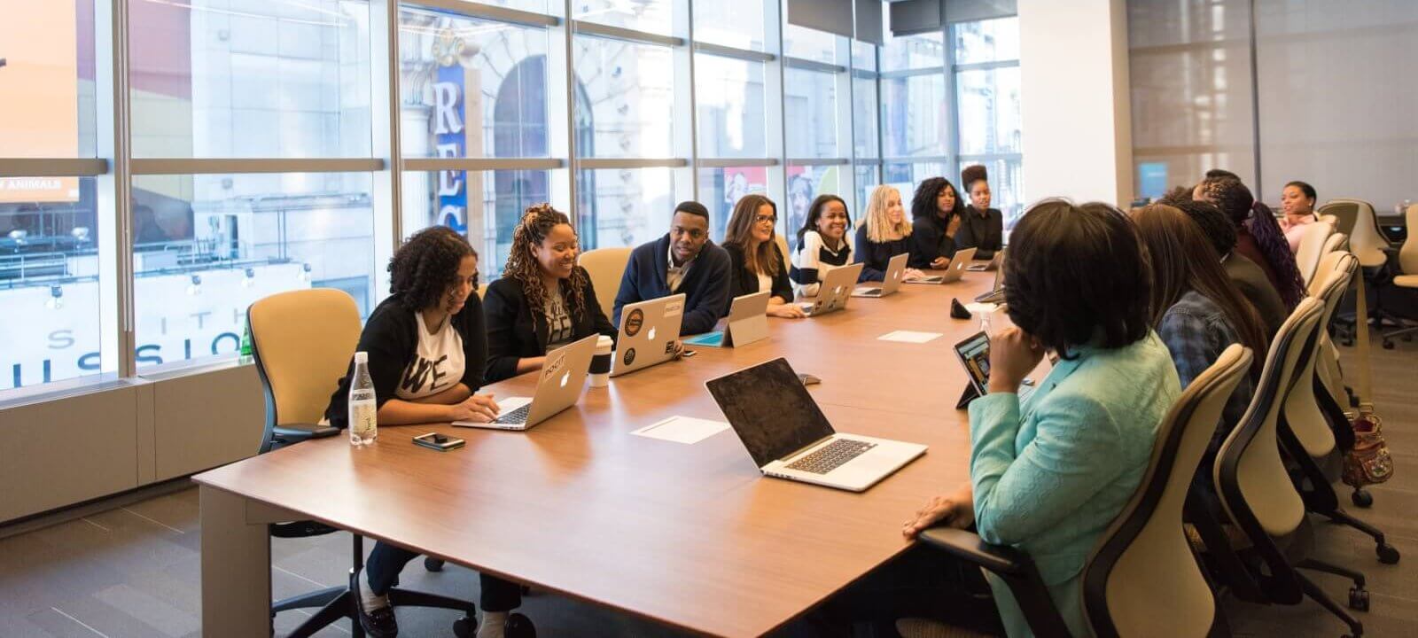 Мужчина и женщина за компьютером в офисе. Совещание бизнесменов. Газ консалтинг. Люди в офисе радуются. Фотографии интервью.